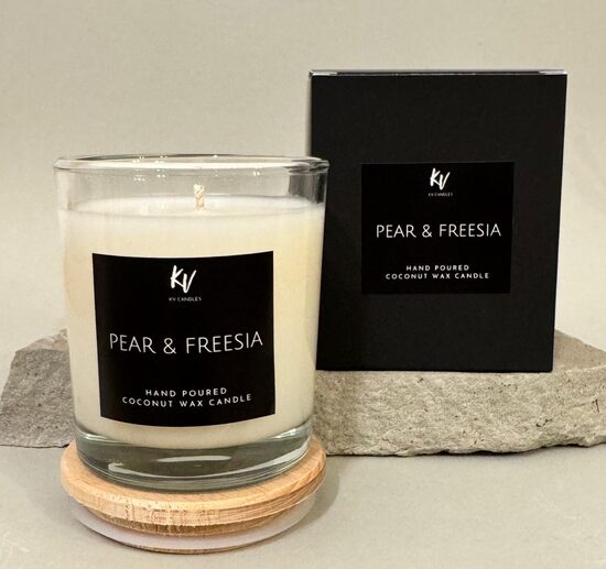 Scented candle "PEAR & FREESIA"